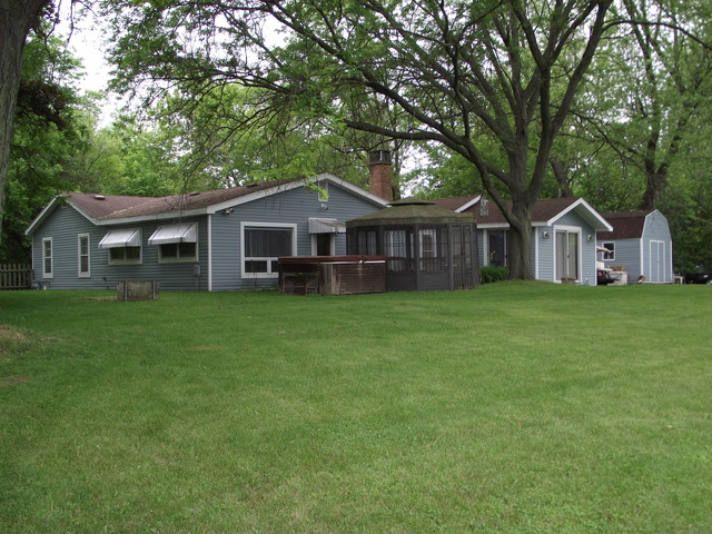 2906 S Riverside Dr, Mchenry, IL 60050 photo 1