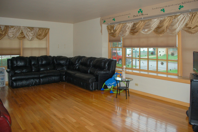 633 Columbia Ave, Elgin, IL 60120 photo 2