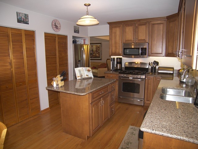 1003 Confederation Dr, Bartlett, IL 60103 photo 2
