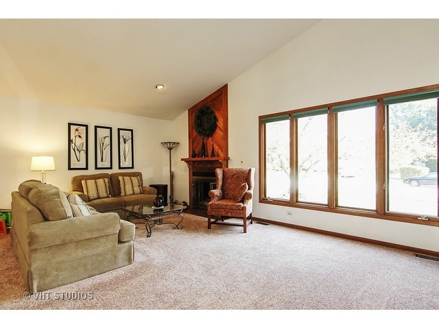 80 Brookside Dr, Elgin, IL 60123 photo 2