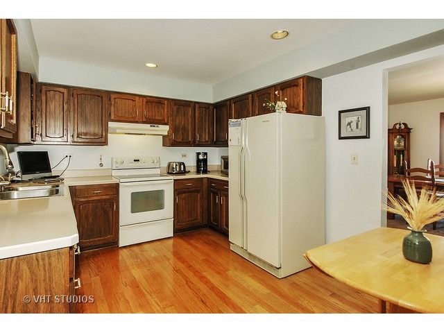 80 Brookside Dr, Elgin, IL 60123 photo 4