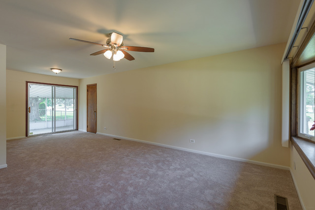 590 Geronimo St, Hoffman Estates, IL 60169 photo 2