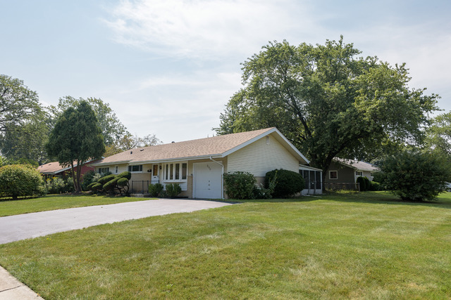 590 Geronimo St, Hoffman Estates, IL 60169 photo 1