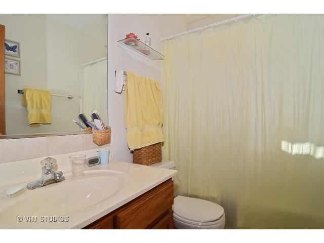 255 Cedarfield Dr, Bartlett, IL 60103 photo 13
