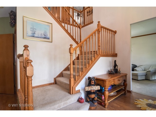 255 Cedarfield Dr, Bartlett, IL 60103 photo 2