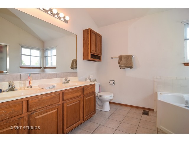 255 Cedarfield Dr, Bartlett, IL 60103 photo 9