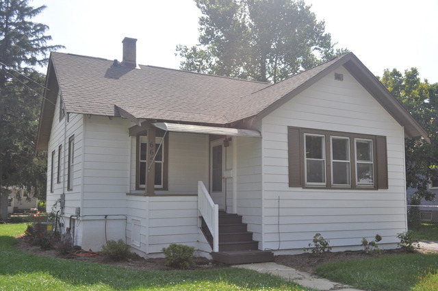 665 Algona Ave, Elgin, IL 60120 photo 1