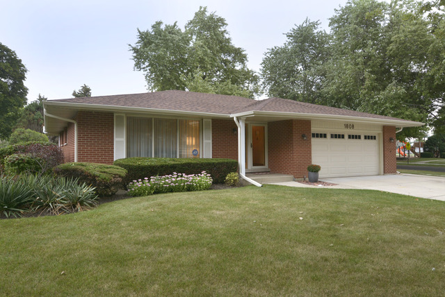 1808 E Maya Ln, Mount Prospect, IL 60056 photo 1
