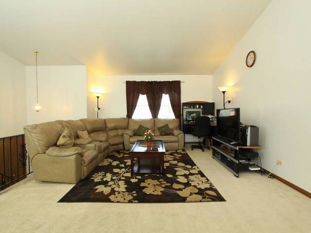2801 Lancaster Dr, Markham, IL 60428 photo 2