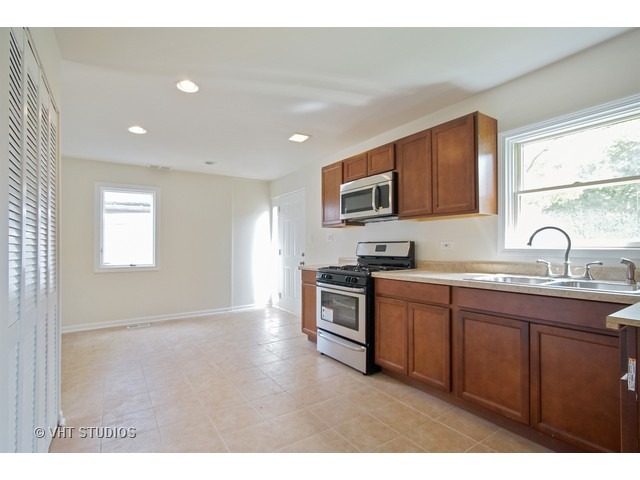 1566 Highland Ave, Glendale Heights, IL 60139 photo 4