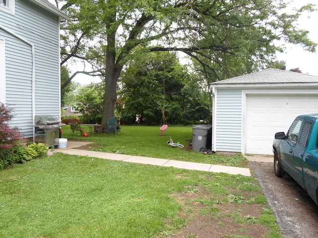 225 Perry St, Elgin, IL 60123 photo 2