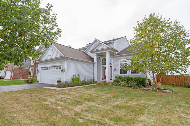 1022 Spinnaker St, Elgin, IL 60123 photo 1