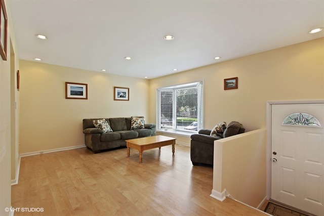 650 Westmere Rd, Des Plaines, IL 60016 photo 2