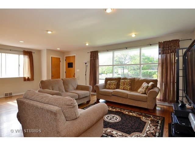 5045 W Devon Ave, Chicago, IL 60646 photo 2