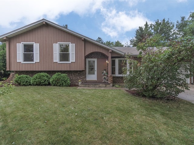 1692 Sheffield Dr, Elgin, IL 60123 photo 1