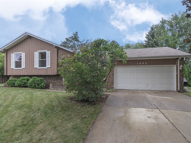 1692 Sheffield Dr, Elgin, IL 60123 photo 2