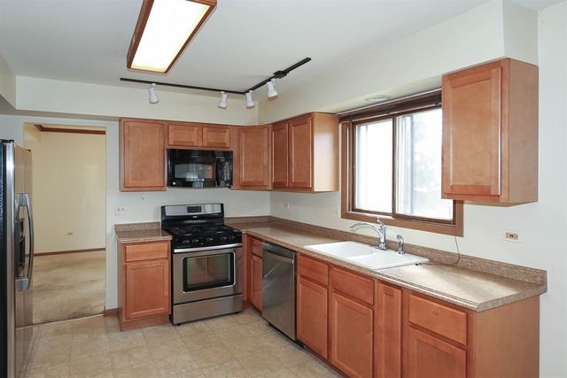 705 Heather Ln, Bartlett, IL 60103 photo 8