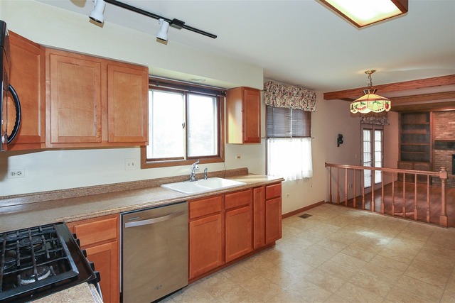 705 Heather Ln, Bartlett, IL 60103 photo 7
