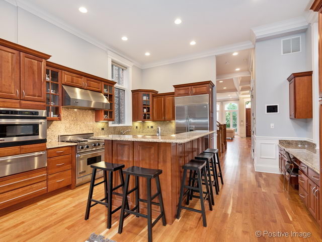 2825 N Lakewood Ave, Chicago, IL 60657 photo 5