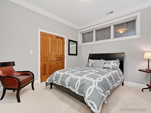 2825 N Lakewood Ave, Chicago, IL 60657 photo 17