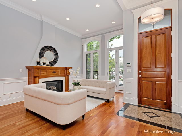 2825 N Lakewood Ave, Chicago, IL 60657 photo 2