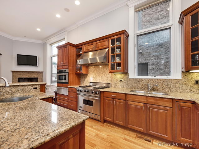 2825 N Lakewood Ave, Chicago, IL 60657 photo 4
