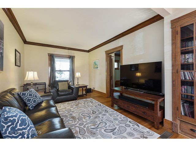 2025 Maple Ave, Evanston, IL 60201 photo 2