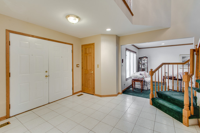 801 Kent Cir, Bartlett, IL 60103 photo 3
