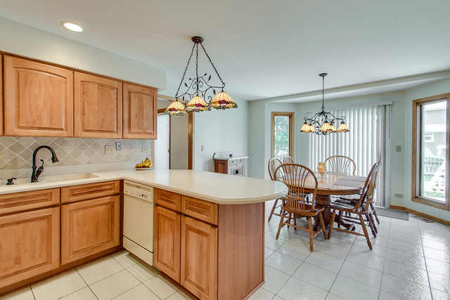 801 Kent Cir, Bartlett, IL 60103 photo 5