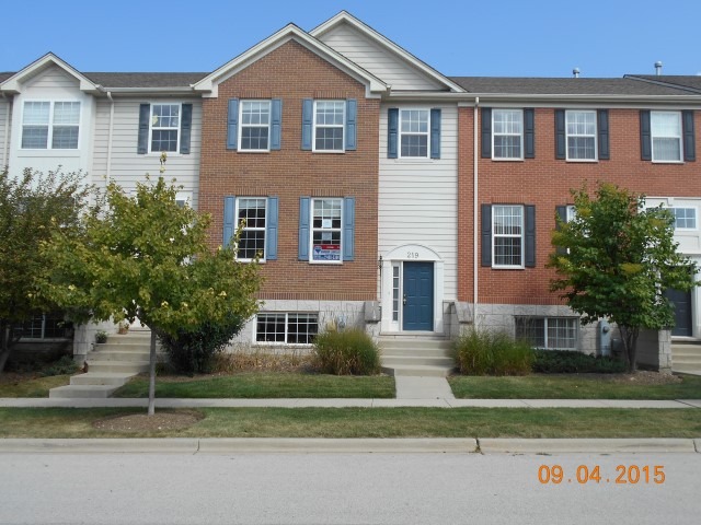 219 Comstock Dr, Elgin, IL 60124 photo 1