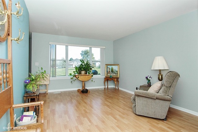 394 Woodview Cir #a, Elgin, IL 60120 photo 2