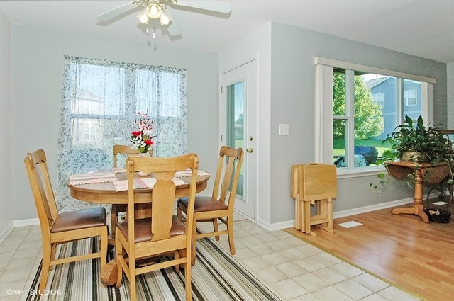 394 Woodview Cir #a, Elgin, IL 60120 photo 4