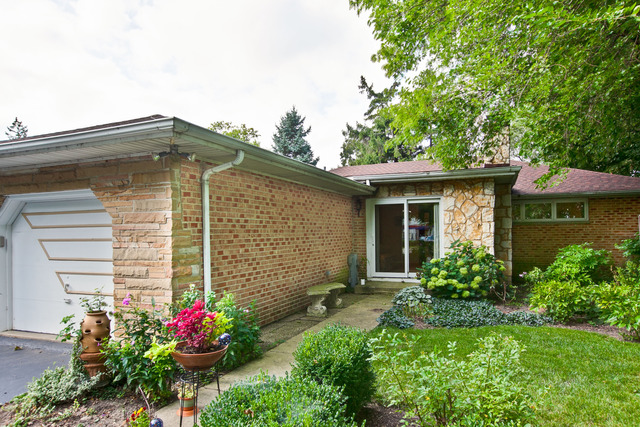 1829 E Grand Ave, Lindenhurst, IL 60046 photo 2