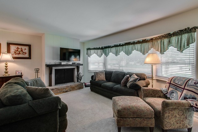 124 Crescent Dr, Glenview, IL 60025 photo 2