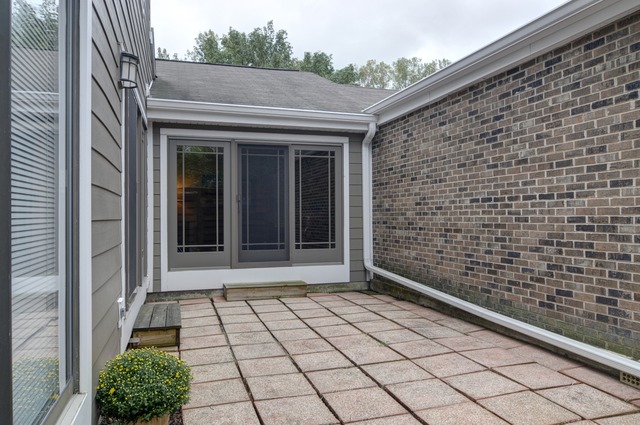 2099 Timber Ln, Wheaton, IL 60189 photo 2