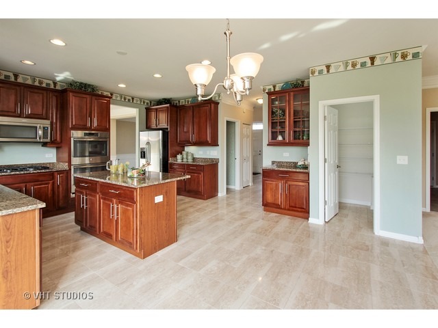 2011 Hillsboro Ln, Harvard, IL 60033 photo 4
