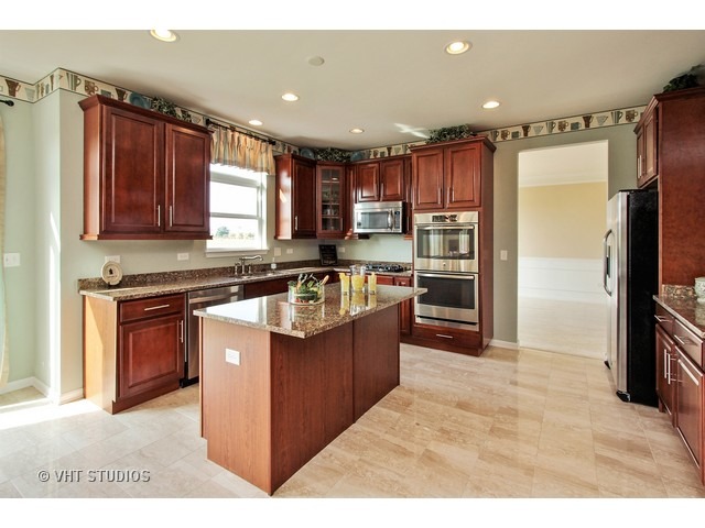 2011 Hillsboro Ln, Harvard, IL 60033 photo 3
