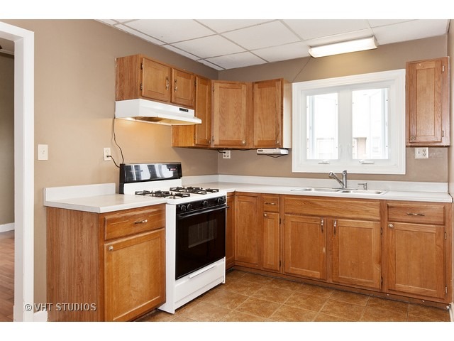 810 W John St, Joliet, IL 60435 photo 3