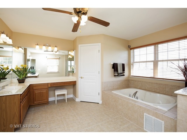 390 Lela Ln, Bartlett, IL 60103 photo 15