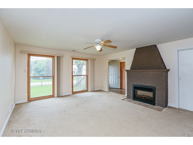 715 Wright Ave, Mchenry, IL 60051 photo 2