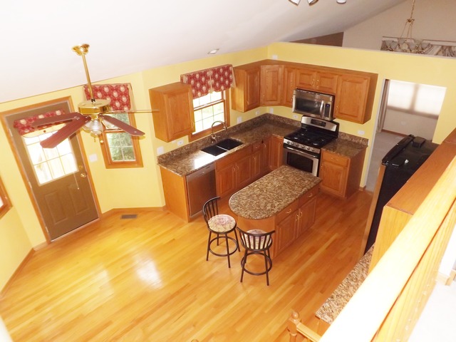 2013 Oak Forest Dr, Morris, IL 60450 photo 4