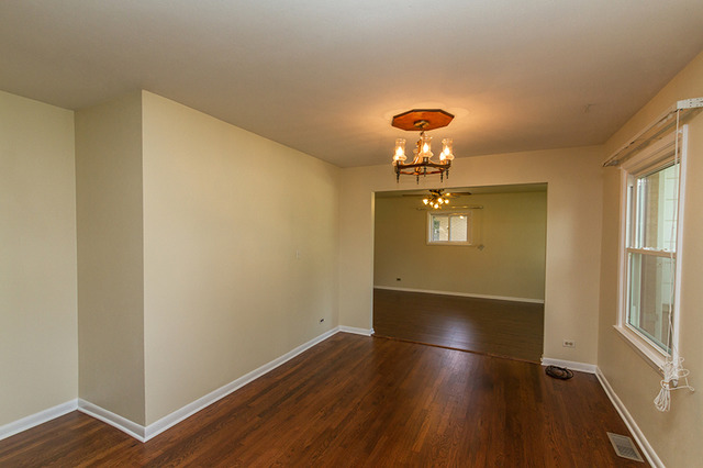 675 Illinois Blvd, Hoffman Estates, IL 60169 photo 9