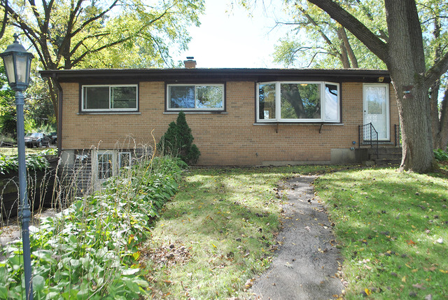 149 Lake Shore Dr, Carpentersville, IL 60110 photo 2