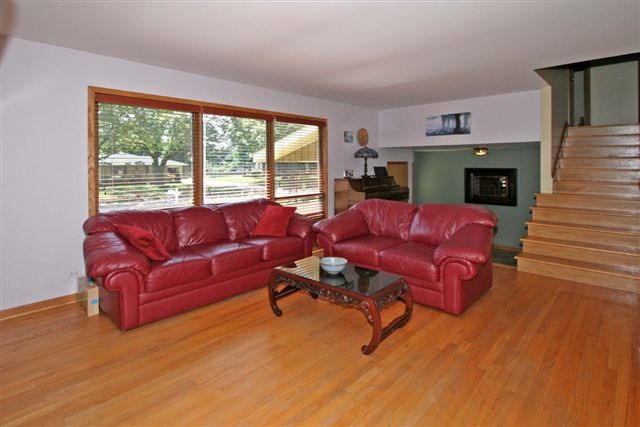 708 Diane Ave, Elgin, IL 60123 photo 2
