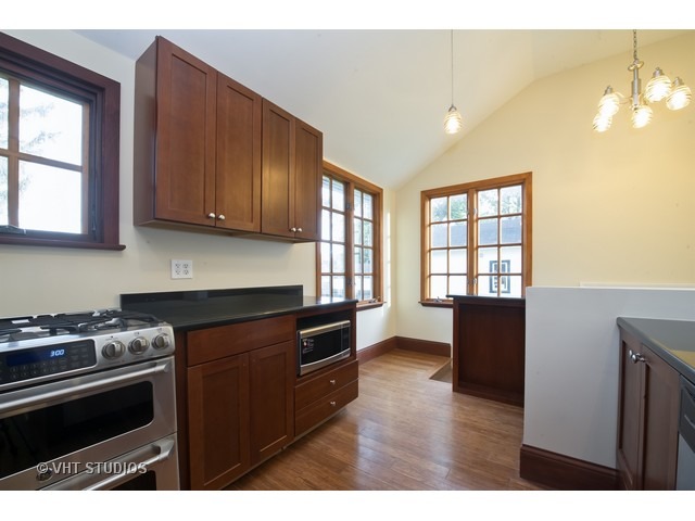 531 Whitney Ave, Winthrop Harbor, IL 60096 photo 4