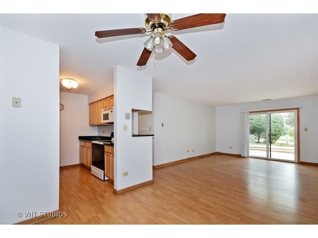 1444 Stonebridge Cir #H2, Wheaton, IL 60189 photo 2