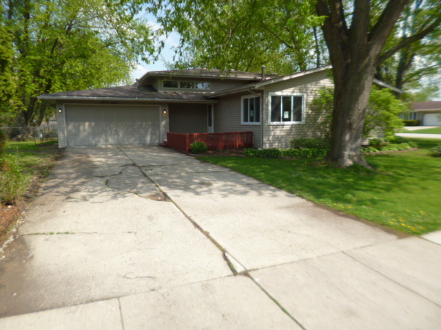 2023 Robert St, Aurora, IL 60506 photo 1