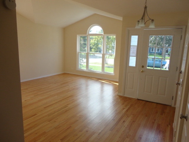 1195 Spring Creek Rd, Elgin, IL 60120 photo 4