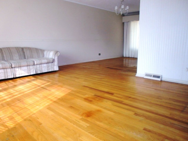 735 Leahy Cir, Des Plaines, IL 60016 photo 4
