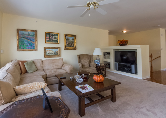 5924 Leeds Rd, Hoffman Estates, IL 60192 photo 3